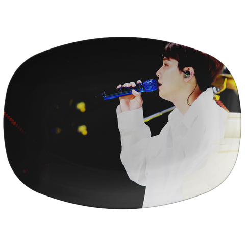 dude singing on a plate